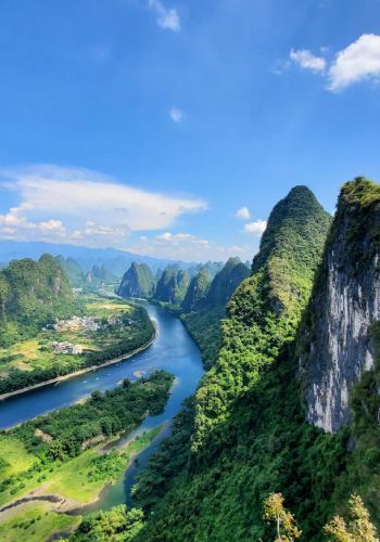 5D4N • Special price for Fridays & Saturdays&Family Vacation Package: Tips Included,4-star Li River cruise, Yulong River bamboo rafting, panoramic Li River views at Xianggong Mountain
