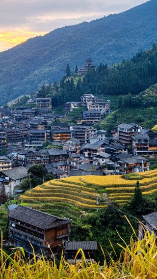 3天2晚 • 週五週六特價 · 含小費「桂林雙絕」灕江三星遊船＋龍脊梯田輕徒步｜探秘溶洞銀子岩｜相公山專屬美景 · 全家親子包車遊