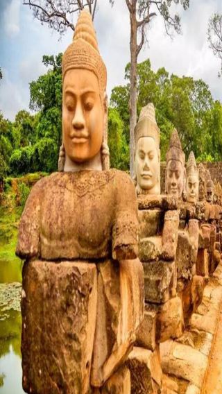 5D4N • 5-Day 4-Night 12-Person Boutique  Guided Tour: Phnom Penh + Siem Reap + Royal Palace of Cambodia + Bayon Temple + Angkor Wat + Phnom Bakheng