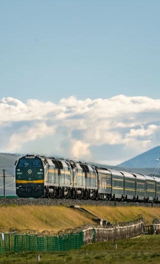 10D9N • 'Qinghai-Tibet Railway + Round-trip Flight from Chengdu' Lhasa + Shigatse + Potala Palace + Yamdrok Lake + EBC. + Namtso Lake