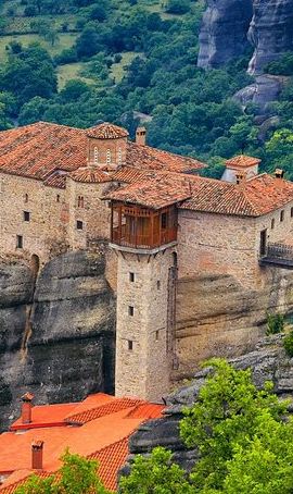 2D1N • Overnight Delphi and Meteora Tour from Athens with Spanish-Speaking Guide
