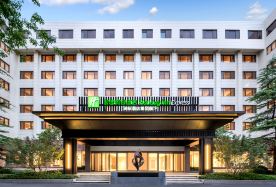 4D3N · Group Tours · Only for Trip. Com Intl Travelers. 3N in Holiday Inn, The Palace Museum + Mutianyu GreatWall + Summer Palace + Temple of Heaven     ·  (Only for International Travelers)  No-shopping tour is for 2 to 6 guests and includes 5 classic attractions, 3 nights in Holiday Inn Express from IHG Group. An English-speaking guide-driver.  