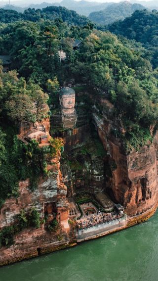 7D6N • Chengdu's natural masterpieces & living history: Jiuzhaigou + Huanglong by high-speed rail + pandas + Sanxingdui + Leshan Giant Buddha + Teahouse