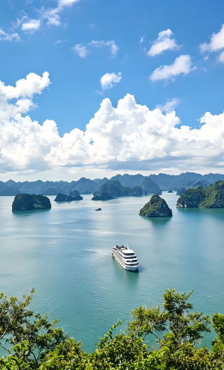 5D4N • Explore the thousand-year-old cultural capital Hanoi and discover the World Natural Heritage site Ha Long Bay
