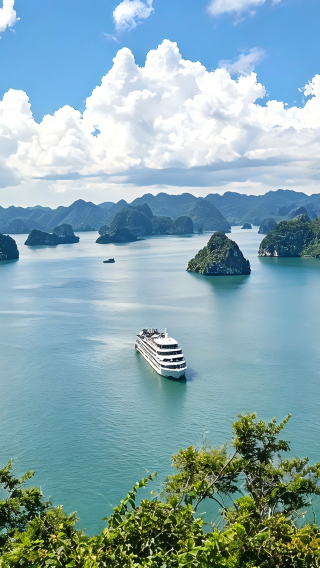 5D4N • Explore the thousand-year-old cultural capital Hanoi and discover the World Natural Heritage site Ha Long Bay