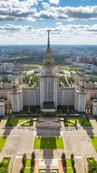 4D3N • Russia + Moscow: Experience the awe of a century's history, enjoy the romonce of Russian royal gardens, visit war memorials and discover the city's story