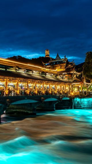 7D6N • Legendary Sichuan-Chongqing Journey: Vibrant Chengdu & Chongqing City Tours, Giant Pandas, Jiuzhaigou and Huanglong