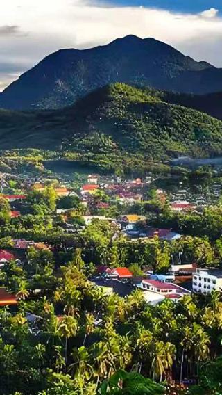 2D1N • Leisurely trip to Luang Prabang, experience traditional alms giving in Laos at dawn | Visit thousand-year-old ancient buildings, head to Kuang Si Falls to play in the water and cool off, climb Phousi Hill to overlook the entire ancient city | Immersive slow-paced enjoyment of the laid-back life in Laos