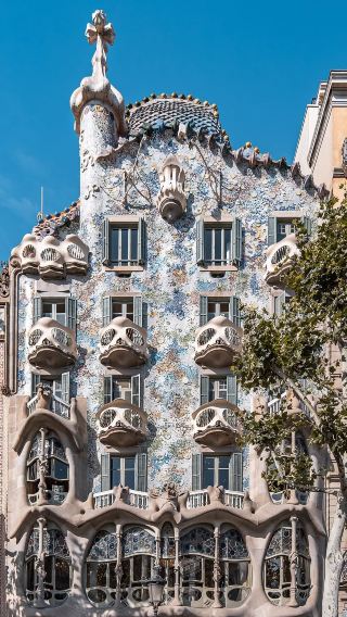 7D6N • Barcelona & Beyond: Gaudí, Medieval Towns & Mediterranean Coast