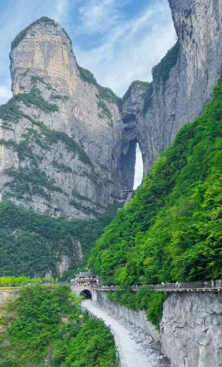 4D3N • Zhangjiajie, Furong Town & Fenghuang: Avatar Mountains + Tianmen Mountain + Grand Canyon Glass Bridge + Miao Costume Experience