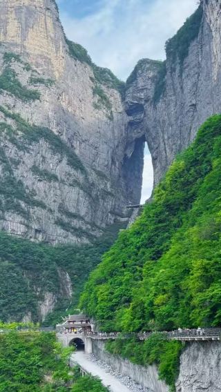 5D4N • Zhangjiajie & Fenghuang: Avatar Mountains + Tianmen Mountain + Grand Canyon Glass Bridge: Miao costume experience