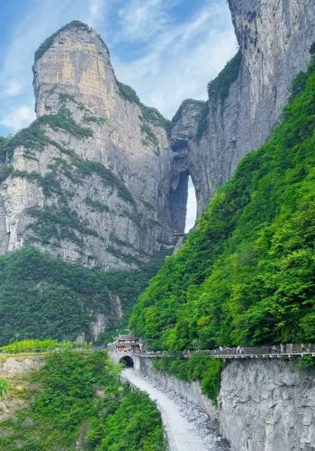 4D3N • Zhangjiajie, Furong Town & Fenghuang: Avatar Mountains + Tianmen Mountain + Grand Canyon Glass Bridge + Miao Costume Experience