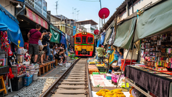 Tagestour zum schwimmenden Markt von Damnoen Saduak und zum Maeklong-Eisenbahnmarkt inklusive Fahrt im handgerollten Boot