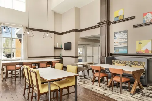 Hampton Inn & Suites Exeter Restauration Photos