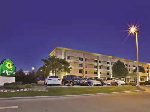 La Quinta Inn & Suites by Wyndham Cleveland - Airport North Exterior Photos