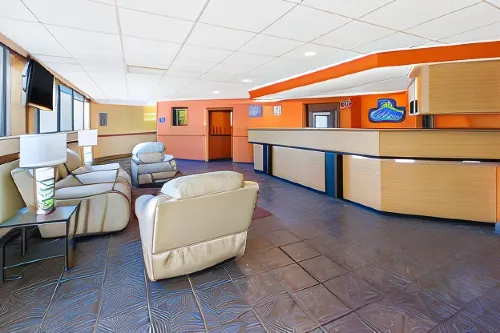 Days Inn & Suites by Wyndham Madison Heights MI Public Areas Photos