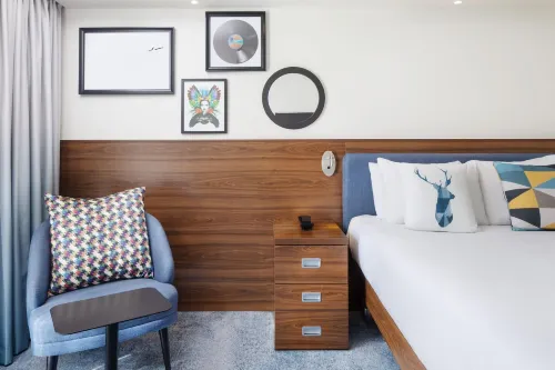 Hampton by Hilton London Gatwick Airport Rooms Photos