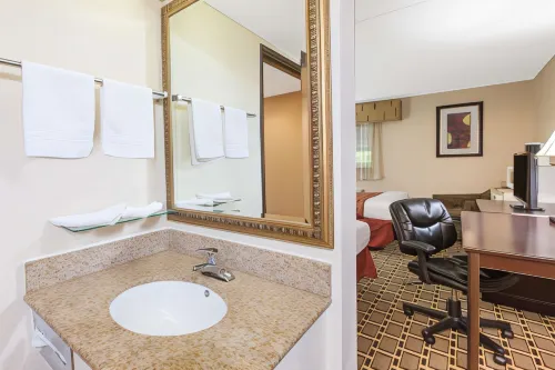 Days Inn & Suites by Wyndham Madison Heights MI Rooms Photos