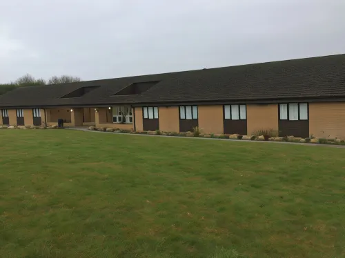 Days Inn by Wyndham Sutton Scotney South Außen Photos