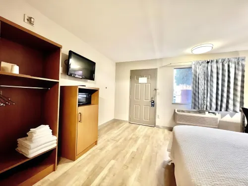 Days Inn & Suites by Wyndham Arlington Near Six Flags Photos