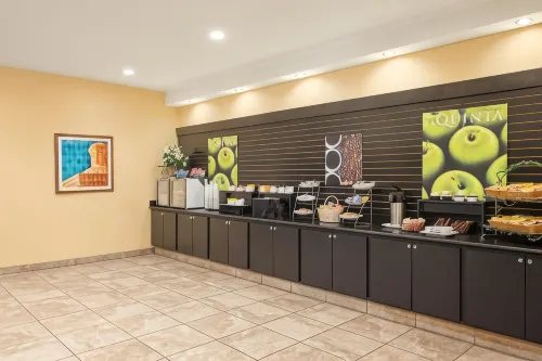 La Quinta Inn & Suites by Wyndham Tucson - Reid Park Restauration Photos