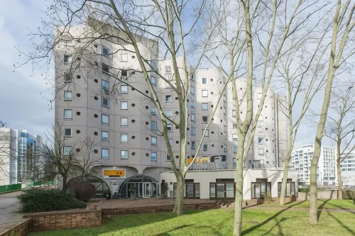 Hotelf1 Cergy Extérieur Photos