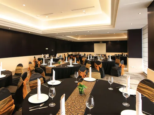 Delonix Hotel Karawang Makanan Photos