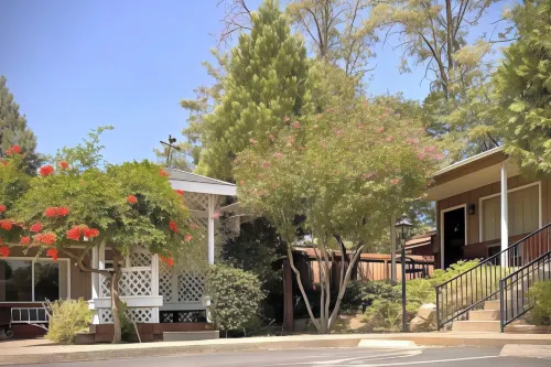 Mariposa Lodge Exterior Photos