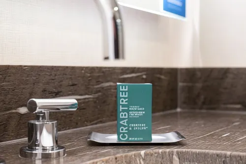 DoubleTree by Hilton Hotel Newark Airport Rooms Photos