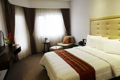 Castle Peak Hotel Rooms Photos