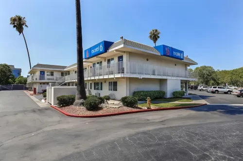 Motel 6 Pleasanton, CA Exterior Photos