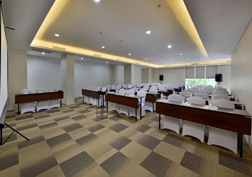 Whiz Prime Hotel Basuki Rahmat Malang Fasilitas Bisnis Photos