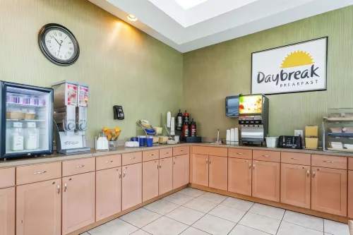 Days Inn by Wyndham Windsor Locks / Bradley Intl Airport Dining Photos