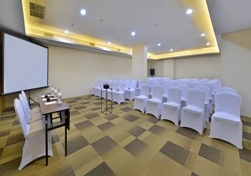 Whiz Prime Hotel Basuki Rahmat Malang Fasilitas Bisnis Photos