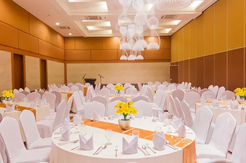 One Central Hotel & Suites Dining Photos