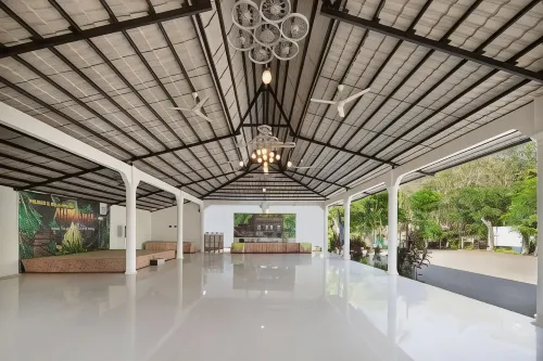 Royal Caravan Hotel & Outbound Trawas Area Publik Photos