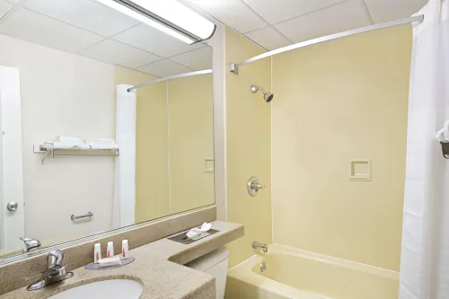 Howard Johnson by Wyndham Newburgh/West Point Rooms Photos