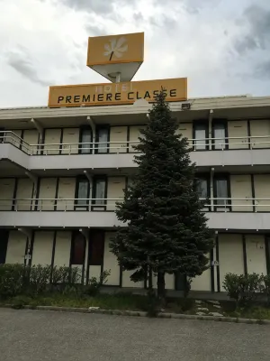 Premiere Classe Lyon Sud - Chasse Sur Rhône Extérieur Photos