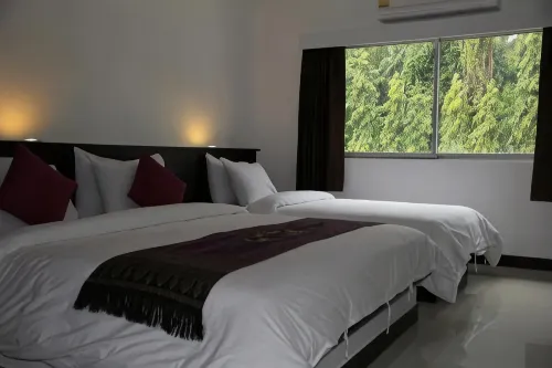 Sri Chumphon Hotel Photos