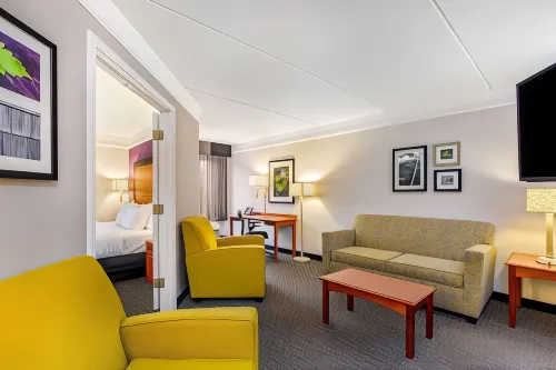 La Quinta Inn & Suites by Wyndham Raleigh Durham Airport Rooms Photos