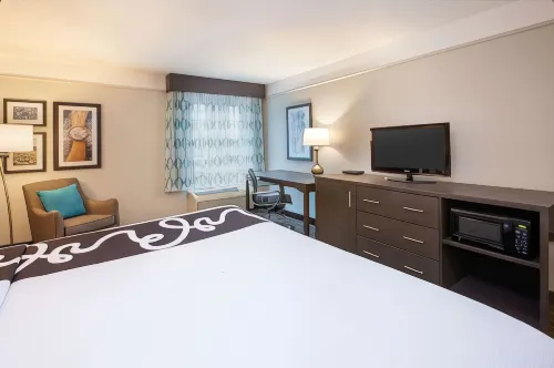 La Quinta Inn & Suites by Wyndham Cincinnati Airpt Florence Featured Photos