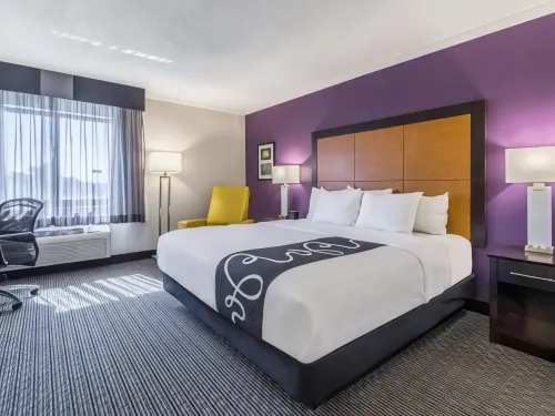 La Quinta Inn & Suites by Wyndham Miami Airport East Photos