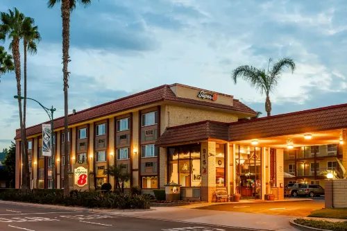Super 8 by Wyndham Anaheim/Disneyland Drive Избранное Photos