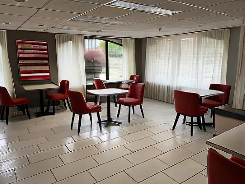 Ramada by Wyndham Milwaukee Restauration Photos