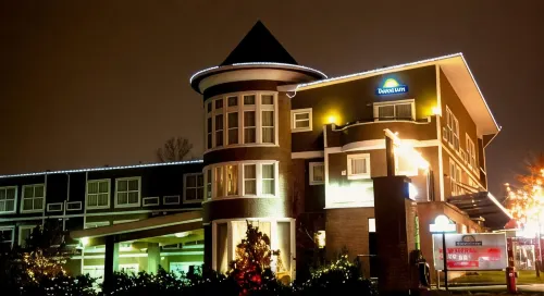 Days Inn by Wyndham Surrey Esterni Photos