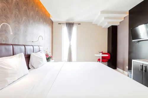 Empress Hotel Makassar City Center by Life Photos