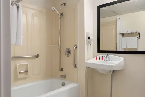 Super 8 by Wyndham Liverpool/Syracuse North Airport Rooms Photos