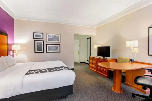 La Quinta Inn & Suites by Wyndham Raleigh Durham Airport Rooms Photos