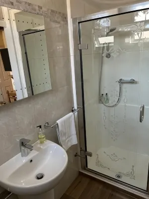 Oakwood Bed and Breakfast Heathrow Photos