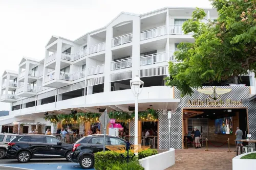 Airlie Beach Hotel Exterior Photos